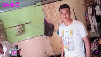 Nos enseña su humilde espacio donde le tocó migrar