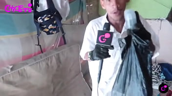 Nos enseña su humilde espacio donde le tocó migrar