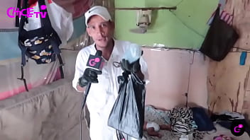 Nos enseña su humilde espacio donde le tocó migrar