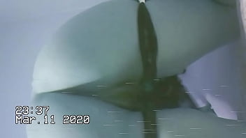 Esta plays w her kitty and ass