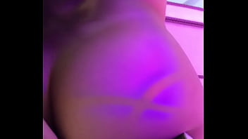 Masturbando minha bucetinha enquanto meu padrasto está no quarto ao lado little sophie