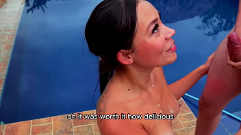 Hermosa colombiana caliente daniela andrea es follada al borde de la piscina por una enorme verga en su estrecho coño rosa