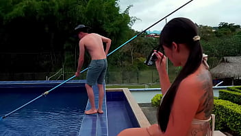 Hermosa colombiana caliente daniela andrea es follada al borde de la piscina por una enorme verga en su estrecho coño rosa