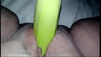 Madura masturbandose con un banano