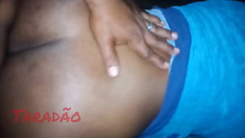 Enchendo o cu da preta de leite