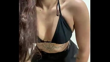 Novinha dançando se exibindo e tirando toda a roupa completo no xvideos red