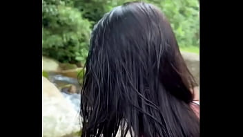 Dei pra um pauzudo no meio da cachoeira