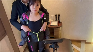 まだえっちな経験が少ない高◯生同士のsex。カラオケで2人きりになってぎこちないフェラ、sexをするカップル。