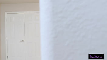 Alektra lux goes crazy when blogger uses her pussy for content