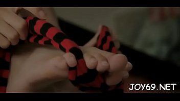 Solo chick toys her pussy