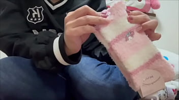 我慢できなくてキッチンでオナニーしてしまった人妻。