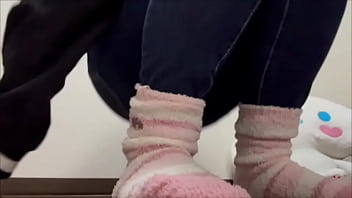 我慢できなくてキッチンでオナニーしてしまった人妻。