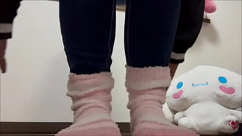 我慢できなくてキッチンでオナニーしてしまった人妻。