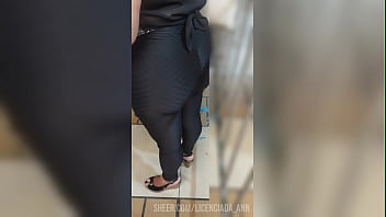 Madura culona usando leggins en la calle