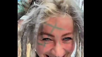 I love kitties chilling on my head do you have a pets #kittylove #chillvibes #psylandbodysuit #inkedmodel #eyeba