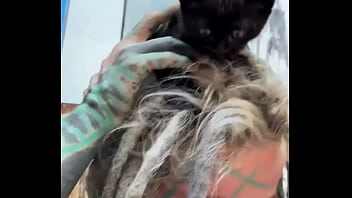 I love kitties chilling on my head do you have a pets #kittylove #chillvibes #psylandbodysuit #inkedmodel #eyeba