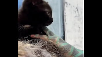 I love kitties chilling on my head do you have a pets #kittylove #chillvibes #psylandbodysuit #inkedmodel #eyeba