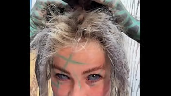 I love kitties chilling on my head do you have a pets #kittylove #chillvibes #psylandbodysuit #inkedmodel #eyeba