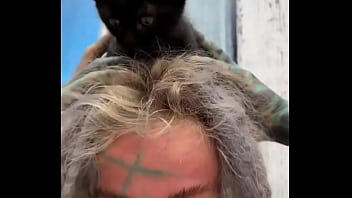 I love kitties chilling on my head do you have a pets #kittylove #chillvibes #psylandbodysuit #inkedmodel #eyeba