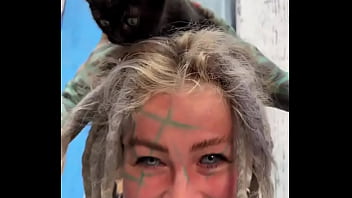 I love kitties chilling on my head do you have a pets #kittylove #chillvibes #psylandbodysuit #inkedmodel #eyeba