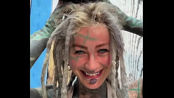 I love kitties chilling on my head do you have a pets #kittylove #chillvibes #psylandbodysuit #inkedmodel #eyeba