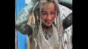 I love kitties chilling on my head do you have a pets #kittylove #chillvibes #psylandbodysuit #inkedmodel #eyeba