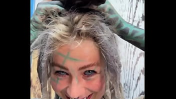 I love kitties chilling on my head do you have a pets #kittylove #chillvibes #psylandbodysuit #inkedmodel #eyeba