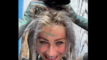 I love kitties chilling on my head do you have a pets #kittylove #chillvibes #psylandbodysuit #inkedmodel #eyeba