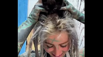 I love kitties chilling on my head do you have a pets #kittylove #chillvibes #psylandbodysuit #inkedmodel #eyeba