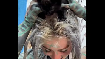 I love kitties chilling on my head do you have a pets #kittylove #chillvibes #psylandbodysuit #inkedmodel #eyeba