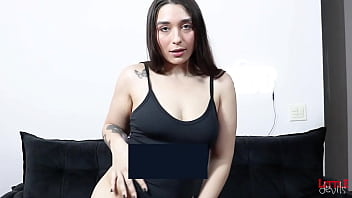 Novinha pawg perfeita dando muito a buceta e o cuzinho e lavando a casa com squirt