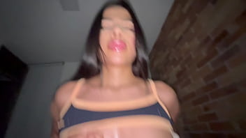 Vecina quita el condon y lleno el coño de esperma