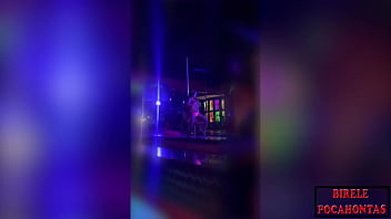 Adoro tirar as roupas para o público Adoro tirar as roupas para o público