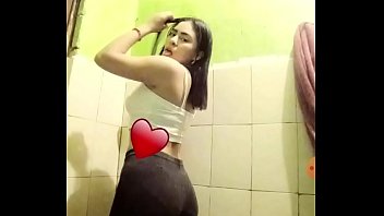 Mostrando la lengua naca