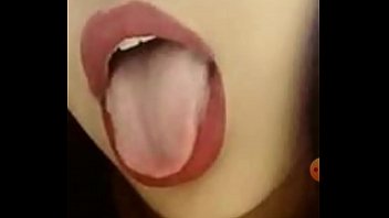 Mostrando la lengua naca Mostrando la lengua naca