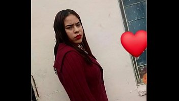 Mostrando la lengua naca