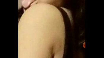 Mostrando la lengua naca