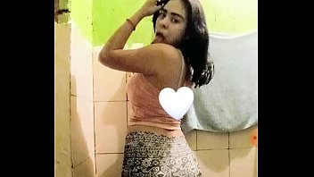 Mostrando la lengua naca