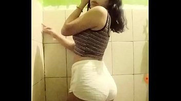 Mostrando la lengua naca