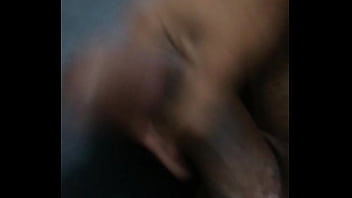 Magrinho batendo uma