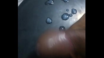 Magrinho batendo uma