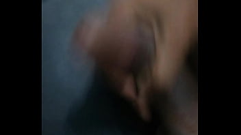 Magrinho batendo uma