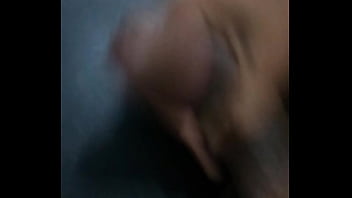 Magrinho batendo uma