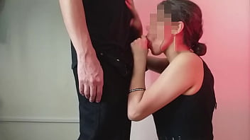 Mi hermanastro me pide una mamada después que llega de una fiesta