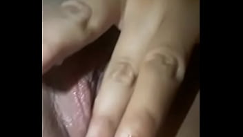 Hermosa morena tocandose muy humeda