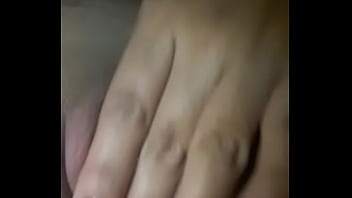 Hermosa morena tocandose muy humeda