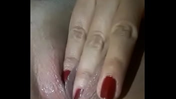 Hermosa morena tocandose muy humeda