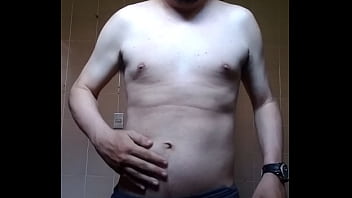 Homem sem camisa se mostrando