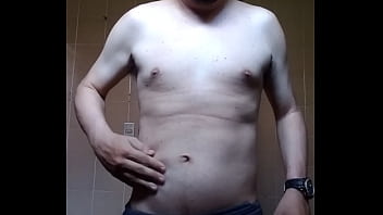 Homem sem camisa se mostrando