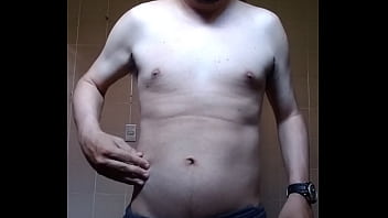 Homem sem camisa se mostrando